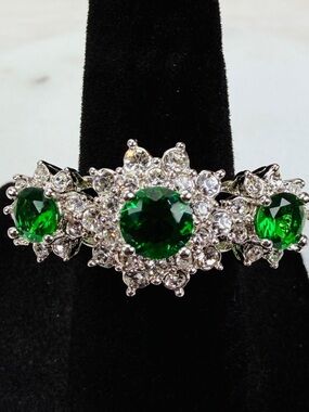 Gorgeous Silvertone green bling costume ring size 5 3/4